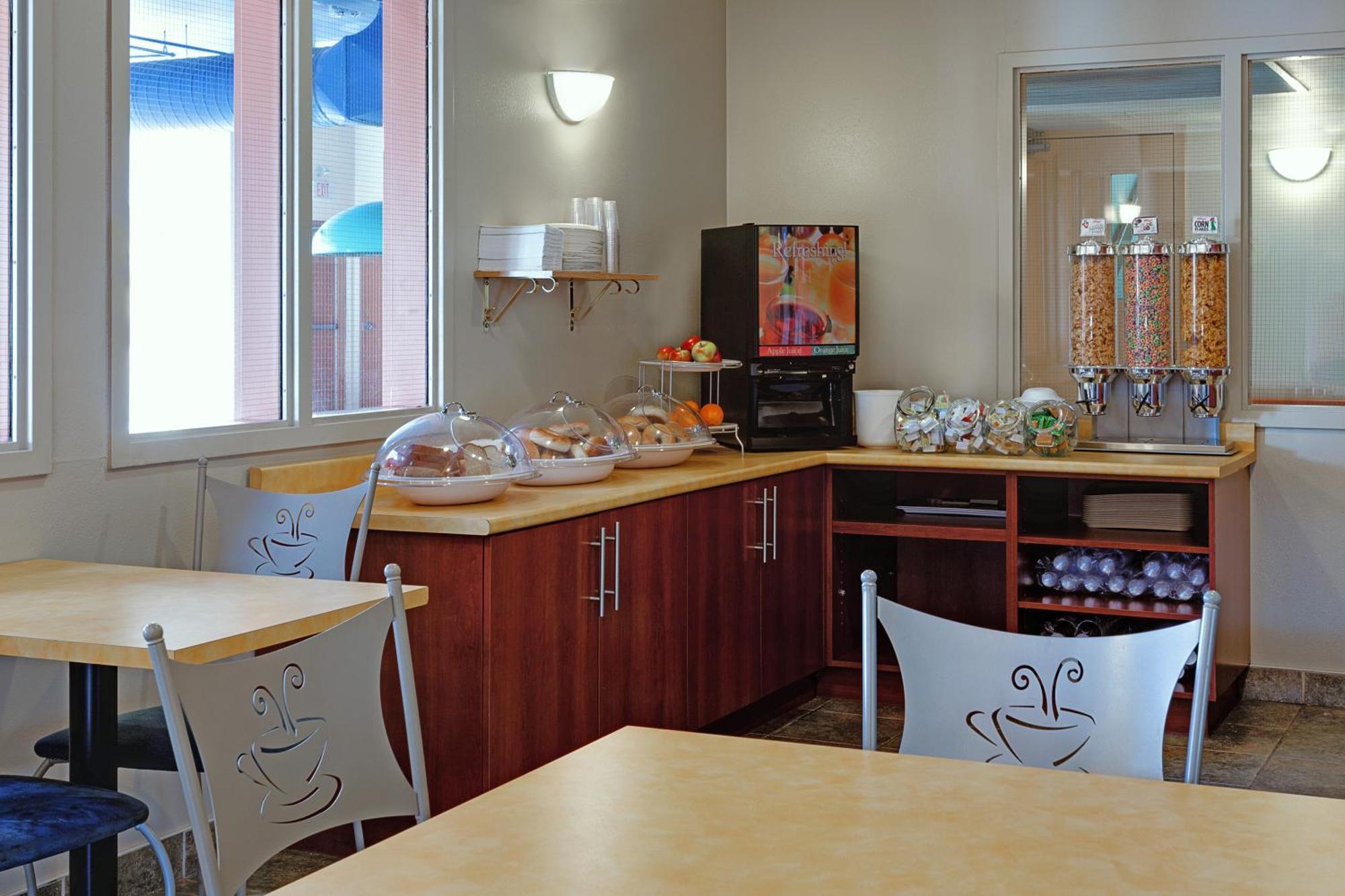 Super 8 By Wyndham Caraquet Exterior foto