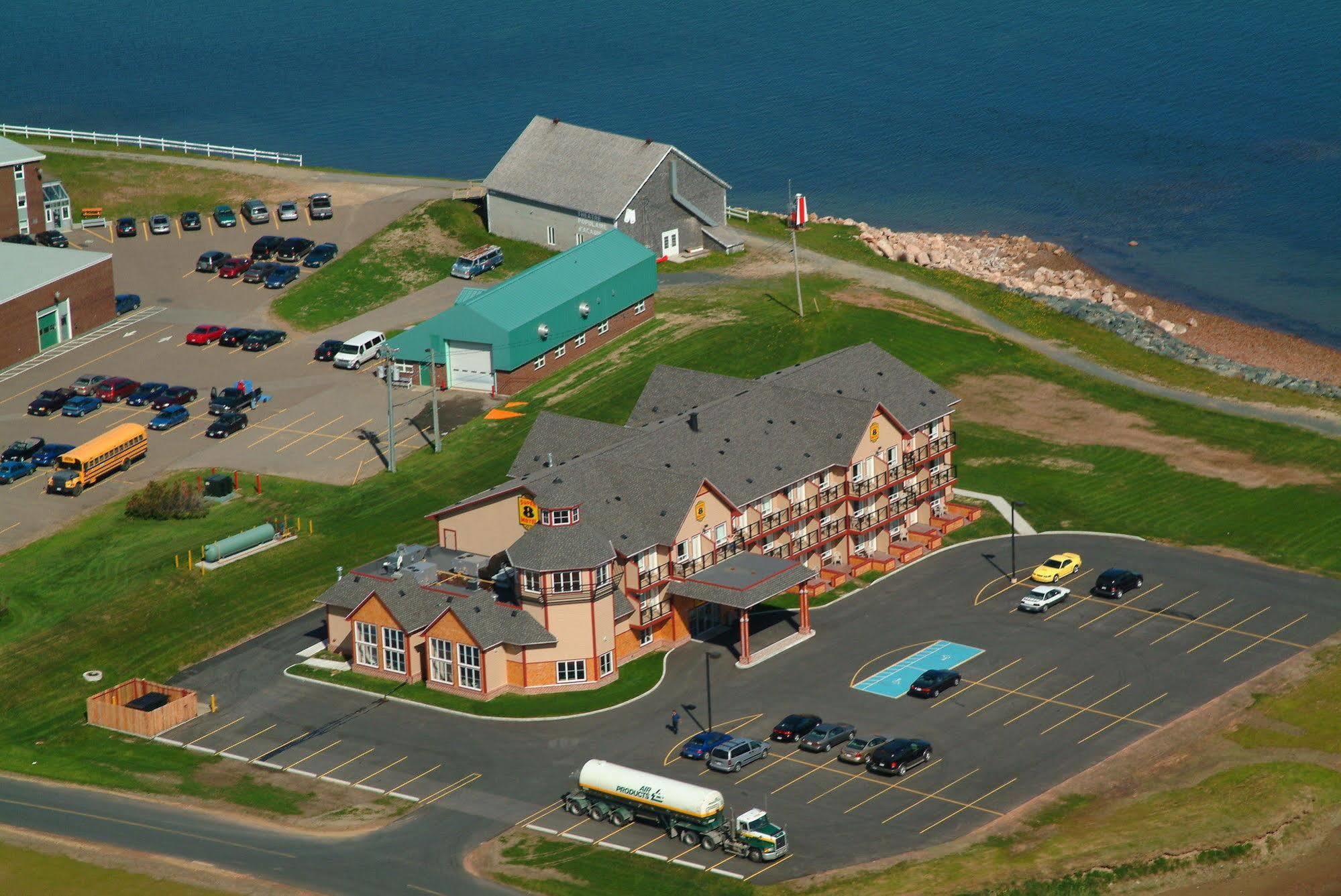 Super 8 By Wyndham Caraquet Exterior foto